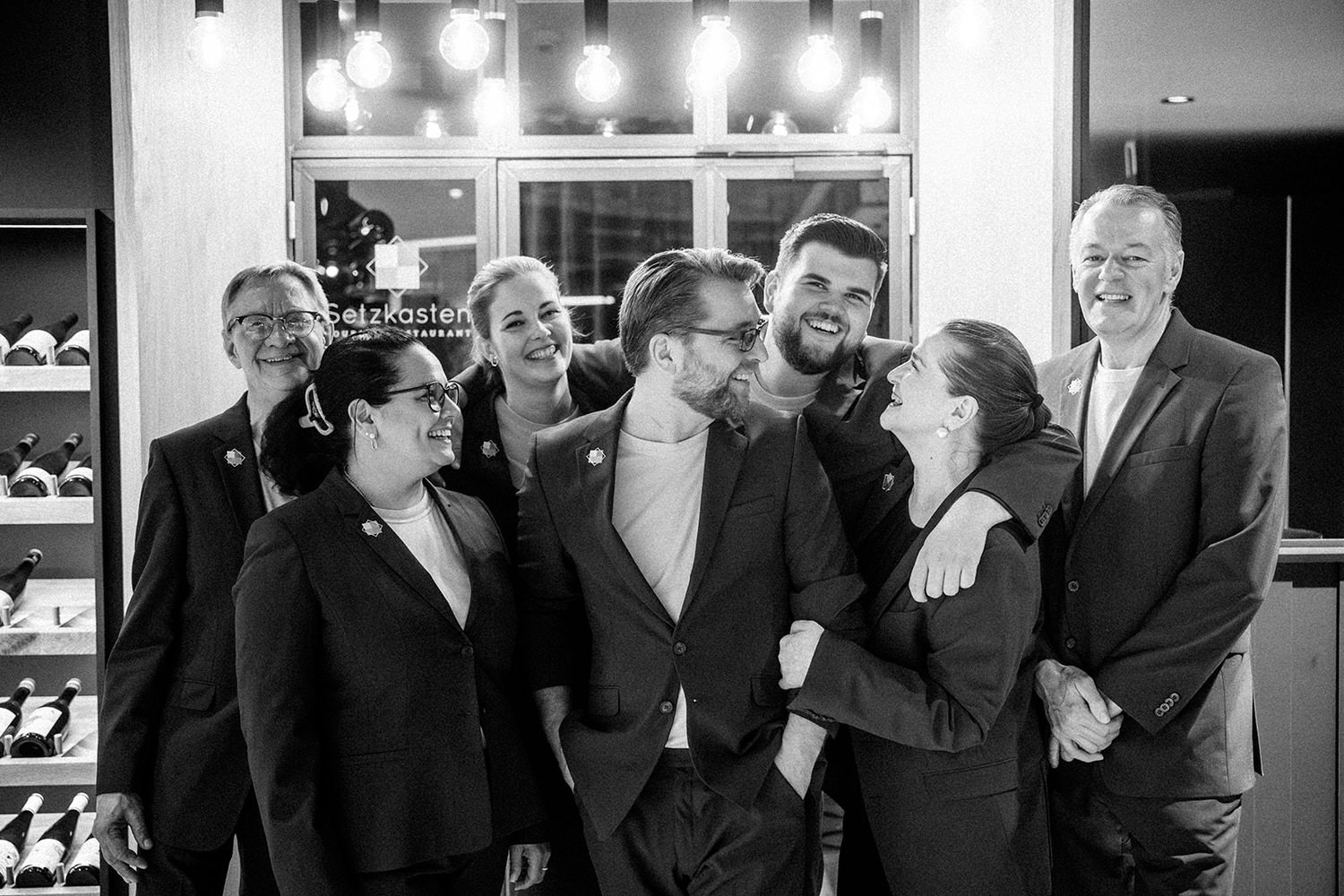 Teamfoto Unternehmensfotografie Ahaus im modernen Business-Look, schwarz weiß festgehalten.
